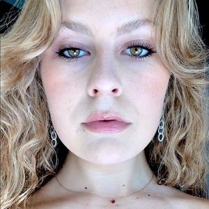 Meet your Posher, Maya